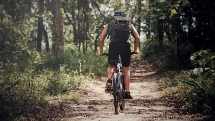 Rodada de terror: ciclistas se encuentran fantasma de mujer en pleno bosque | VIDEO