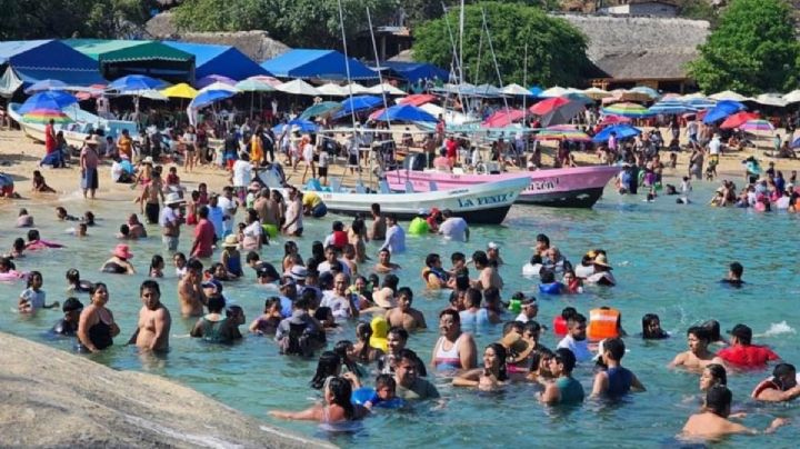 Turistas saturan playas en Puerto Escondido este MEGAPUENTE