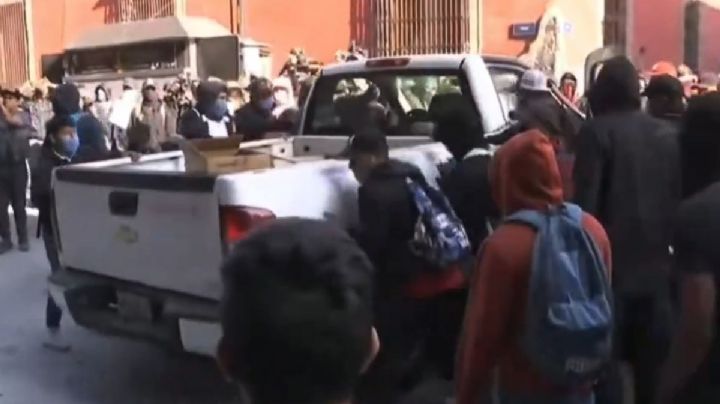 Normalistas irrumpen en Palacio Nacional durante la mañanera de AMLO este 6 de marzo