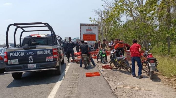 Pobladores de Tabasco saquean tráiler de alimentos y ¡venden lo robado en Facebook!