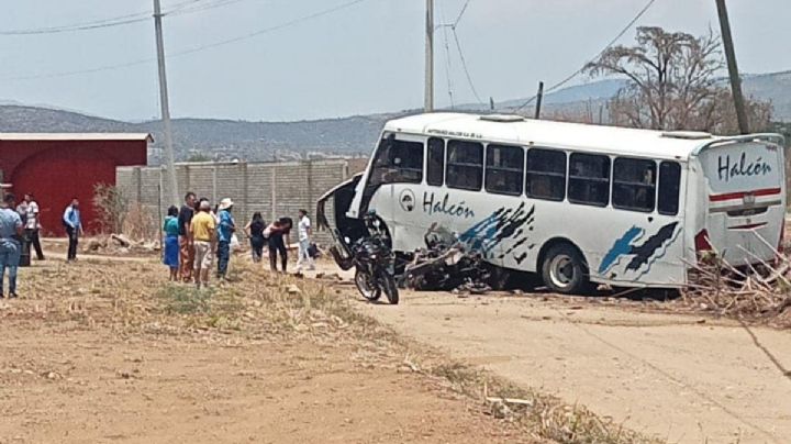 Brutal accidente en OAXACA: Camión de pasajeros aplasta auto en Zimatlán