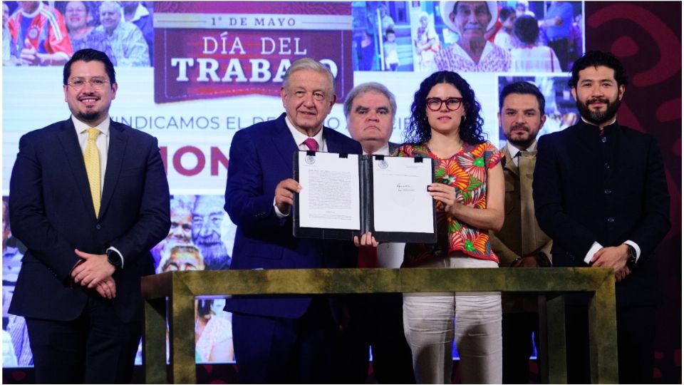 El presidente firmó el decreto en Palacio Nacional