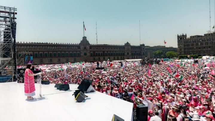 Marea Rosa arropa a Xóchitl Gálvez en el Zócalo de la CDMX