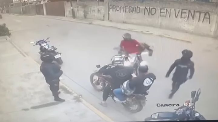 Asaltan a jóvenes y le quitan su moto ¡mientras estaban siendo revisados por policías en OAXACA!