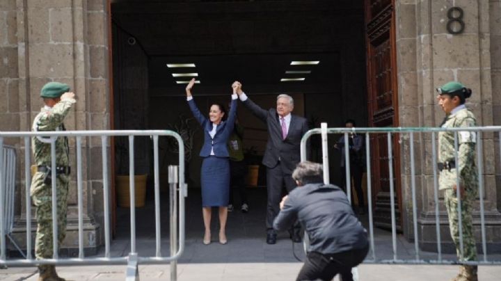 Sheinbaum y AMLO se abrazan en Palacio Nacional en su primer encuentro de transición