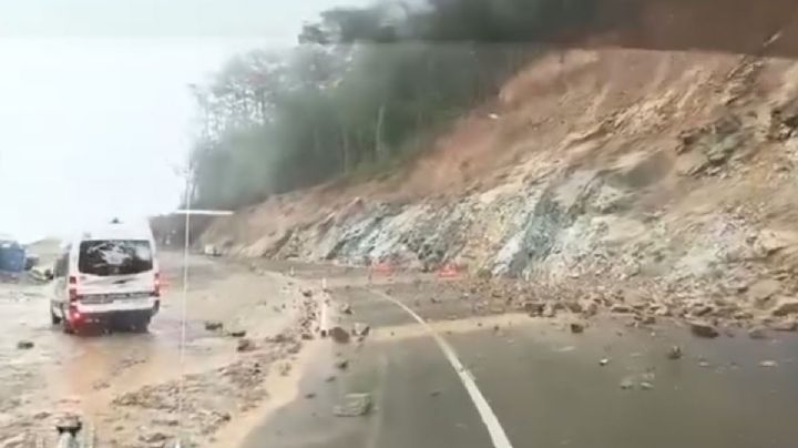 VIDEOS | LLUVIAS torrenciales provocan deslave en la Autopista a PUERTO ESCONDIDO