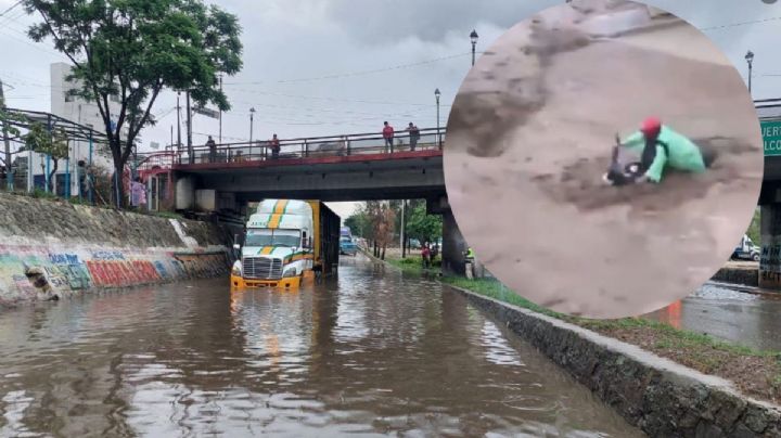 VIDEO | Motociclista es arrastrado tras fuerte lluvia en San Martín Mexicapam