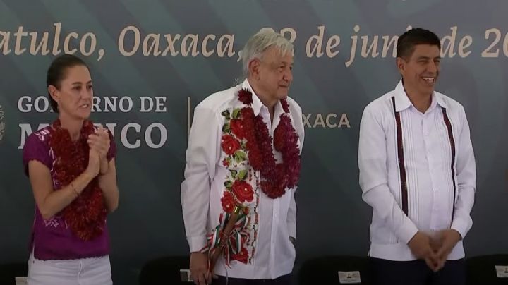 AMLO y Sheinbaum encabezan entrega de escrituras a habitantes de Huatulco