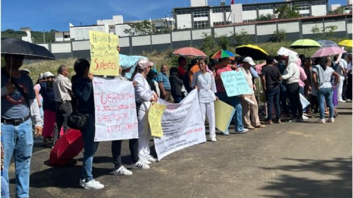 Protestan trabajadores del ISSSTE en marco de la visita de AMLO a Xoxocotlán