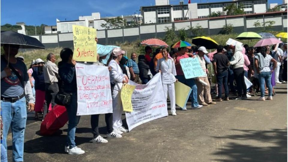 Los trabajadores se postraron a las afueras del evento que encabezan el presidente de México y la presidenta electa