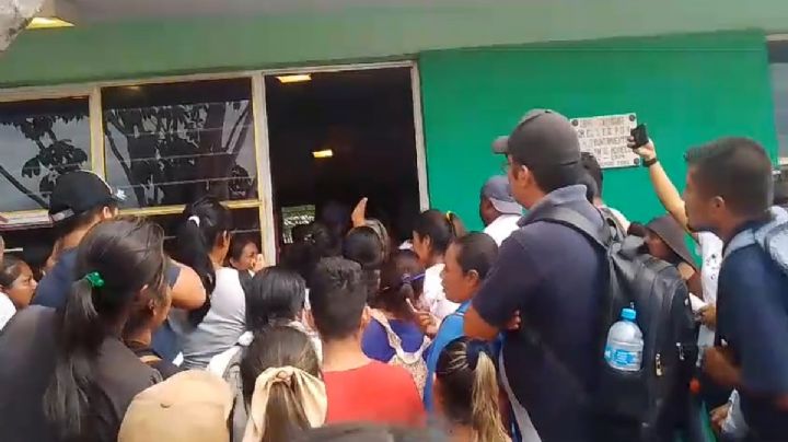 Entrega de apoyo de uniformes en OAXACA provoca molestia a padres; IEEPO pide tener respeto