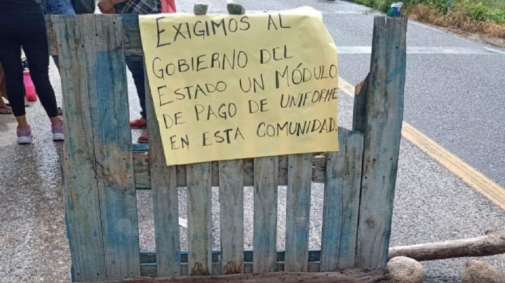 Entrega del apoyo de uniformes escolares provoca tres días de bloqueos en OAXACA