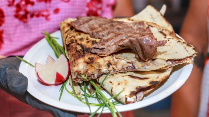 De tasajo, chorizo o chapulines: Lánzate a la Feria de la Tlayuda a solo 30 minutos de OAXACA