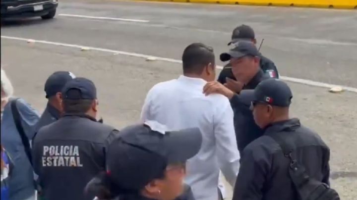 VIDEO | Detienen a revendedor de boletos de la Guelaguetza afuera del Fortín