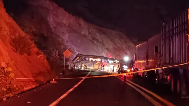 Tragedia: Vuelca autobús con niñas de internado en la Oaxaca-Cuacnopalan; reportan 4 fallecidas