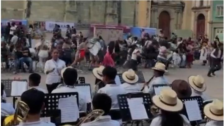 VIDEO | Caos y miedo en el Zócalo de Oaxaca por ruidos de "balazos" durante un concierto frente a Catedral