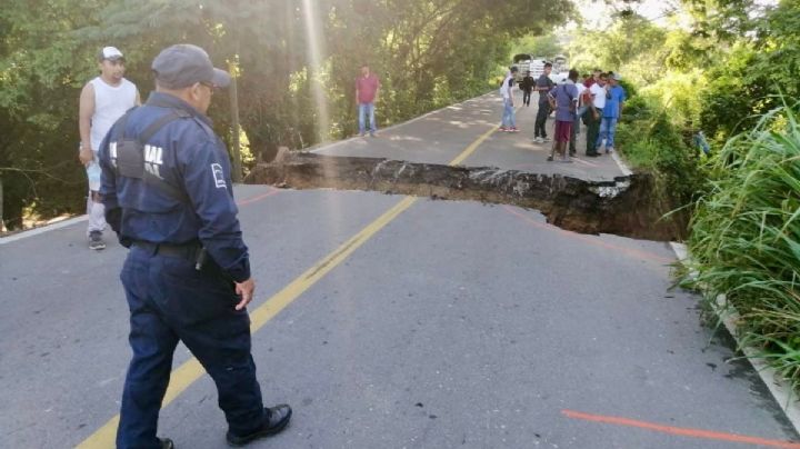 Se abre socavón en carretera 200 de OAXACA: Estas son las zonas sin paso y rutas alternas