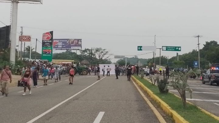 Bloqueo en Oaxaca hoy 9 de agosto: Cierran acceso al Aeropuerto de Huatulco