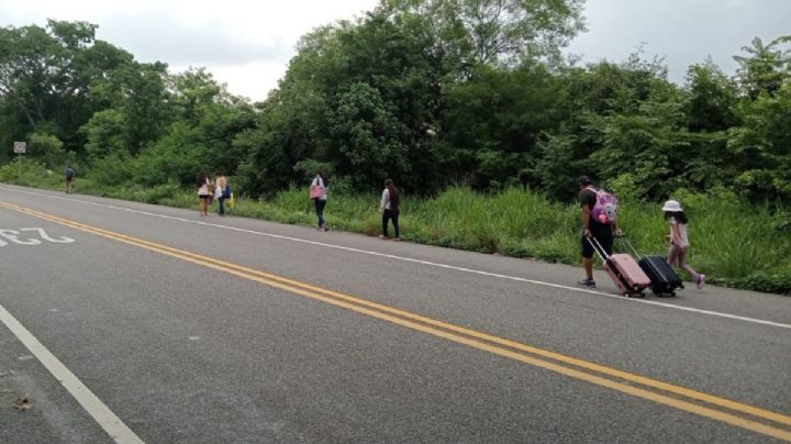 Turistas obligados a caminar hasta 5 km por bloqueo en Aeropuerto de Huatulco, OAXACA