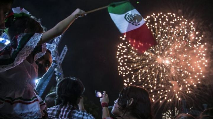 Grito de Independencia bajo lluvia y con frío por Onda Tropical No. 22 en Oaxaca