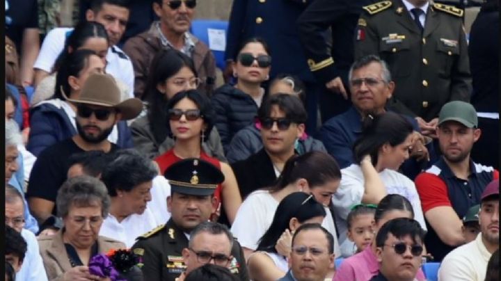 16 de SEPTIEMBRE: Angela Aguilar y Christian Nodal disfrutan del desfile en el Zócalo