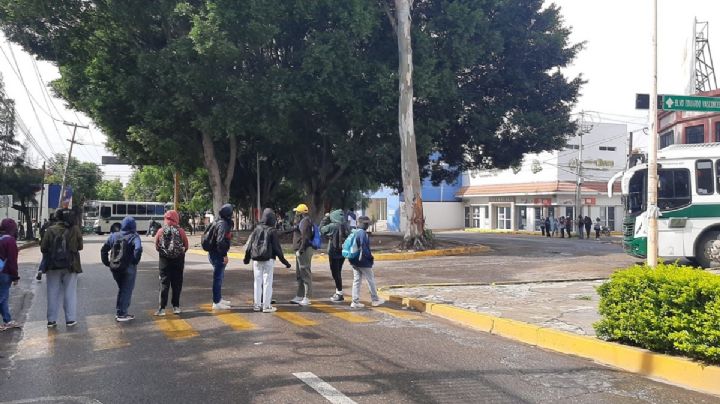 Normalistas retienen autobuses e instalan bloqueo en OAXACA hoy 18 de septiembre