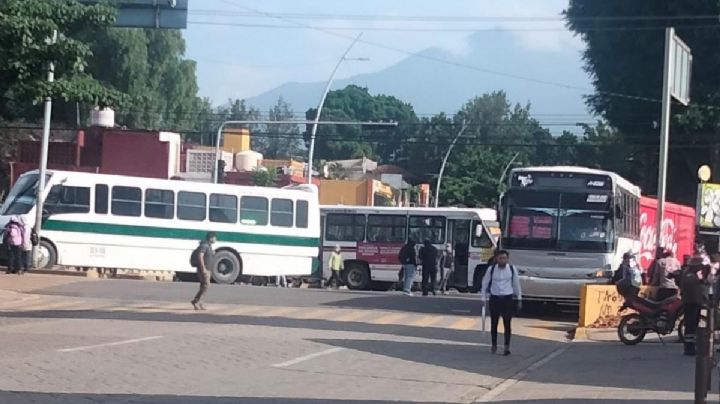 Normalistas de Oaxaca secuestran autobuses del transporte urbano y roban  refrescos