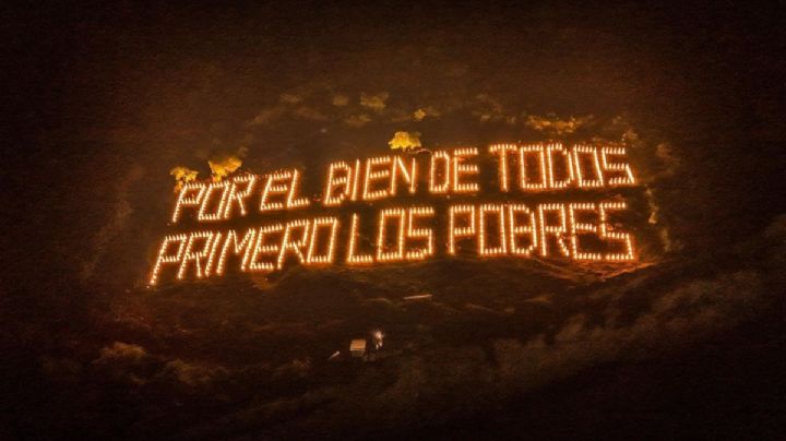 Iluminan cerro de Oaxaca con frase de AMLO: ¡Por el Bien de Todos, Primero los Pobres!