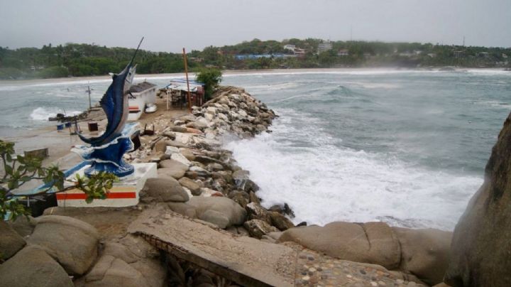 Alerta máxima en OAXACA: John ya es huracán categoría 1 podría tocar tierra como categoría 2