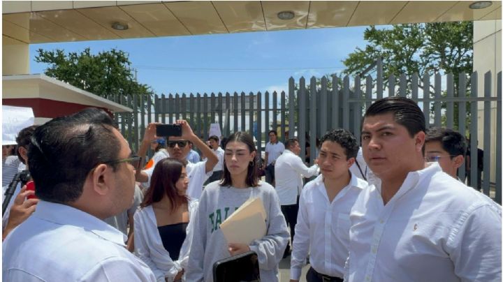 Estudiantes protestan en el Congreso de Oaxaca por muerte de joven en Santa Lucia del Camino