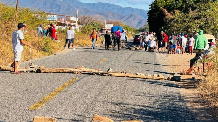 Bloqueo en OAXACA hoy: Pescadores de Chipehua cierran carretera costera de manera "indefinida"