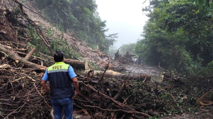 Lluvias ocasionan derrumbes, socavones y colapso de barda en Oaxaca