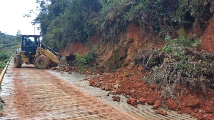 Caminos Bienestar repara y abre decenas de caminos afectados por tormentas torrenciales en OAXACA