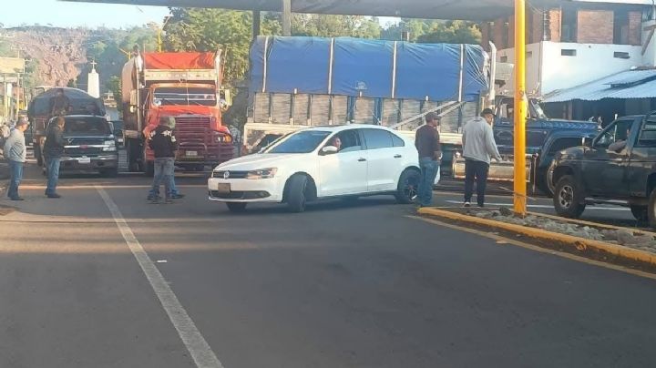 Con bloqueos, maestros de Oaxaca exigen reinstalación de mesa tripartita; suspenden labores por tercera vez en una semana