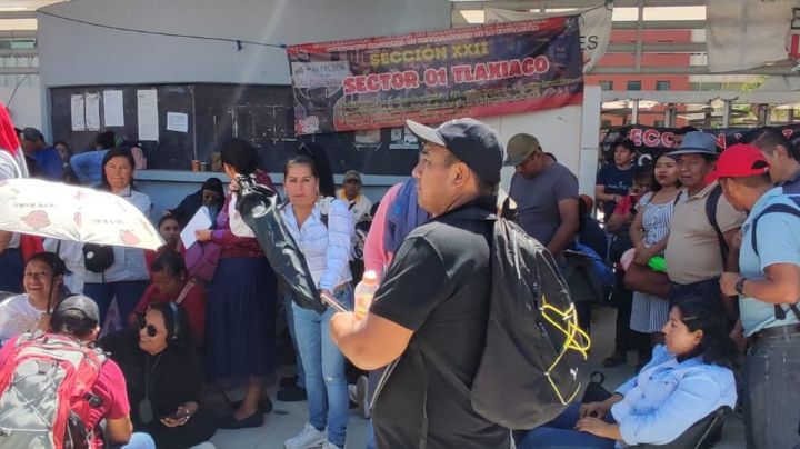 Bloqueos en OAXACA hoy: Maestros de la CNTE cierran el paso en plazas comerciales y otros puntos de la entidad