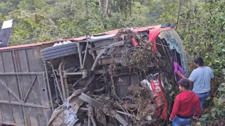 Choque entre autobús ADO y tráiler provoca volcadura en autopista OAXACA-Puerto Escondido hoy; ¿hay cierre?