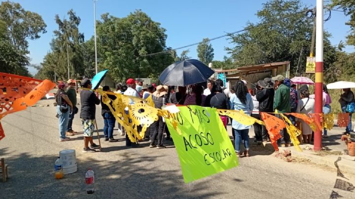 Padres de familia bloquean vialidades en Cuilápam; exigen despido de directora de secundaria por acoso y bullying