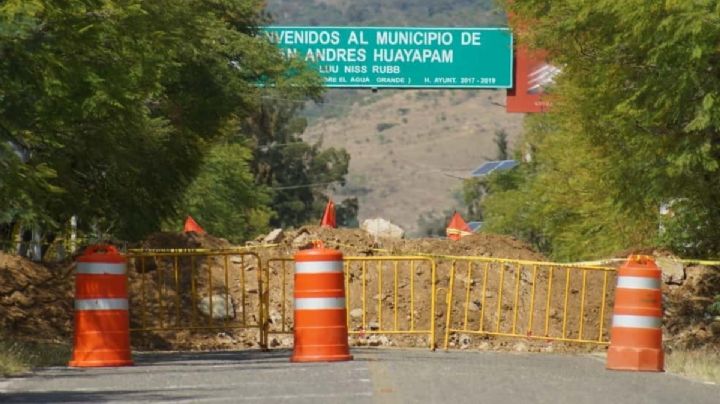 Bloqueos siguen en San Andrés Huayápam y Tlalixtac de Cabrera; Gobierno ofrece solución para detener cierres