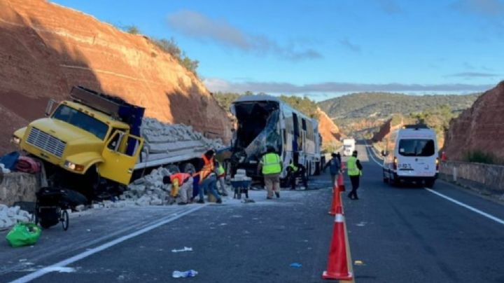 Choque de autobús deja una persona muerta y más de 10 heridos en la autopista OAXACA-Cuacnopalan