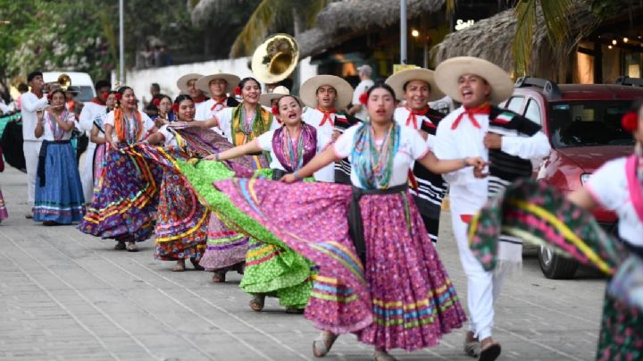 Carnaval de Puerto Escondido 2025 cumple 50 años llenando de color la Costa de OAXACA
