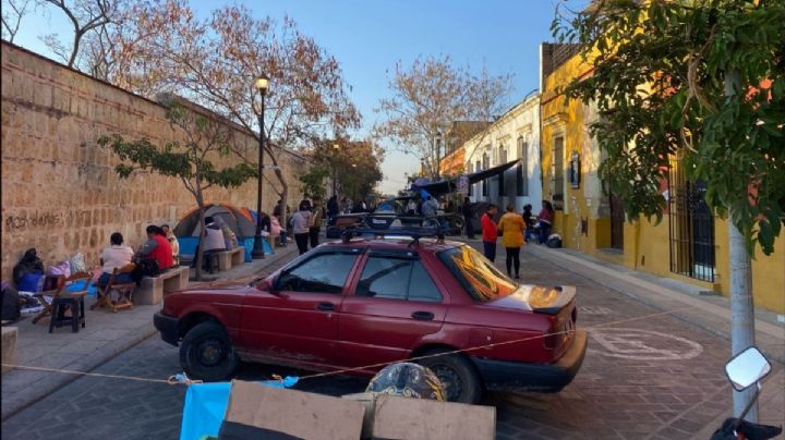 Maestros de la CNTE bloquean oficinas del SAT y de ADO en OAXACA