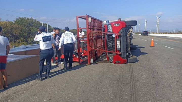 VIDEO | Momento exacto en que poderosos vientos voltean camioneta en OAXACA