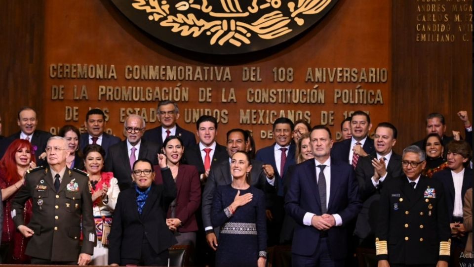 Ante la presencia de gobernadores y representantes de los poderes legislativo y ejecutivo, se celebró en Querétaro el 108 aniversario de la Constitución de 1917