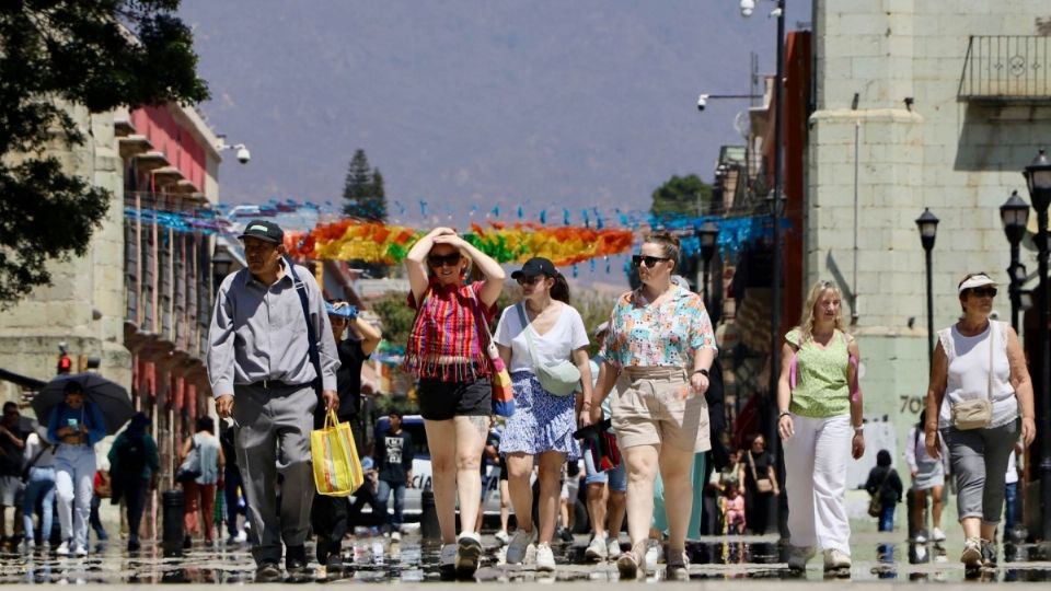 La ola de calor no cede en el litoral oaxaqueño, mientras en el norte continúan las lluvias