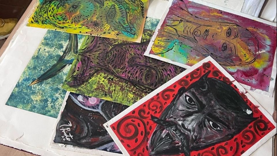 El artista  oaxaqueño Raúl Armando Prieto ha convertido el arte en terapia para él, para jóvenes y adultos mayores.