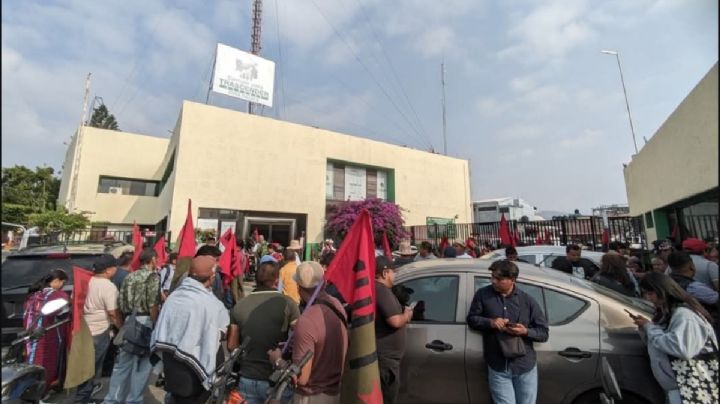 BLOQUEOS EN OAXACA: integrantes del MULT bloquean oficinas de la CFE
