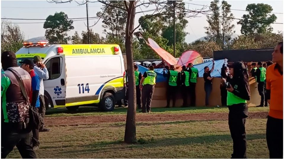 La caída de una estructura de metal sobre los dos jóvenes generó consternación y la cancelación del evento