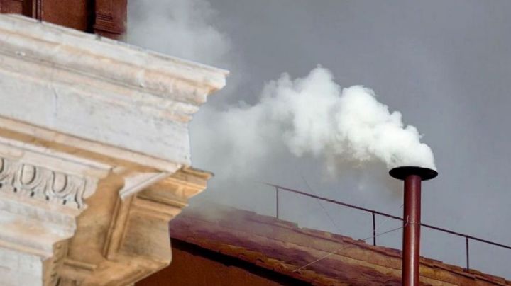 ¡Humo blanco en el Vaticano! Obispos eligen al nuevo Papa
