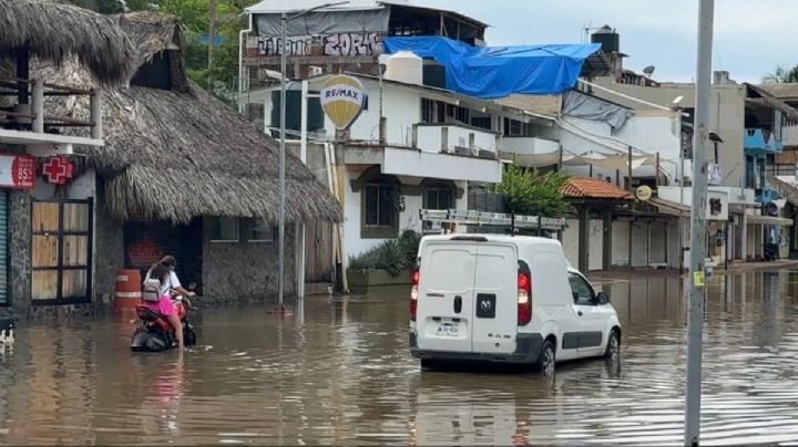 Puerto Escondido ya sufre estragos del Huracán Erick antes de su llegada; así está el clima en la playa