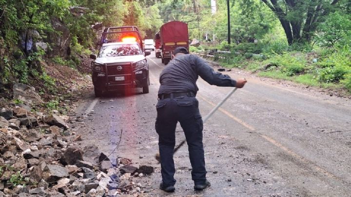 Lluvias torrenciales por Huracán Erick desgajan cerro en Pinotepa Nacional